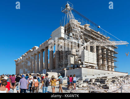 La facciata occidentale del Partenone, che è sottoposto a lungo termine il restauro / attività di conservazione, Acropoli di Atene, Grecia Foto Stock