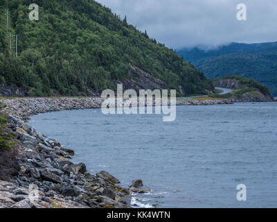 Autostrada 430, il Viking Trail, lungo il braccio orientale di Bonne Bay, Parco Nazionale Gros Morne, Terranova, Canada. Foto Stock