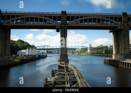 Guardando dal ponte Swing al ponte High Level si trova una ferrovia stradale e un ponte pedonale che attraversa il fiume Tyne, nel nord-est dell'Inghilterra. Foto Stock