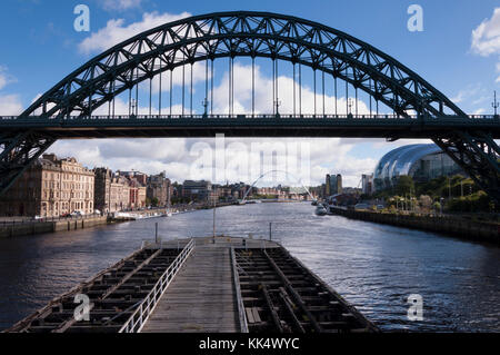 Guardando dal ponte girevole per il Tyne Bridge sul fiume Tyne nel nord-est dell' Inghilterra, collegando newcastle upon tyne e Gateshead. Foto Stock