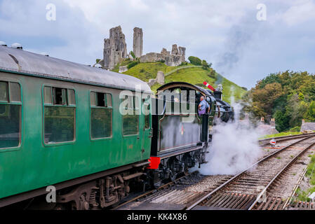 Corfe, Regno Unito - 06 settembre: si tratta di un tradizionale britannica treno a vapore che passa attraverso la città medievale di corfe su 06 Settembre in corfe Foto Stock