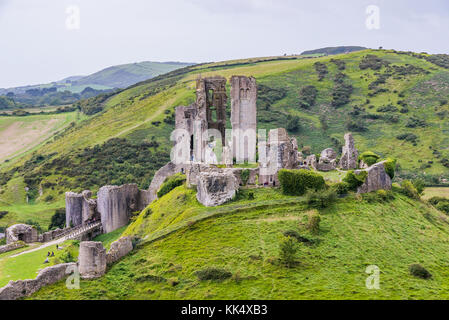 Corfe Castle rovine e colline in dorset, Inghilterra Foto Stock