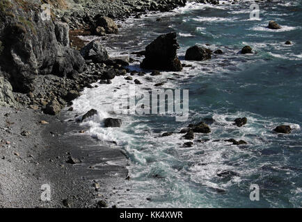 Costa frastagliata lungo la famosa Highway 1 in California Foto Stock