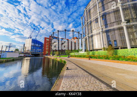 London, Regno Unito - 23 settembre: riversid passerella con architettura moderna lungo il Regents Canal in kings cross il 23 settembre 2017 in londo Foto Stock