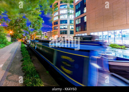 London, Regno Unito - 23 settembre: barche lungo il canale regenets con moderni edifici per uffici in background il 23 settembre 2017 a Londra Foto Stock