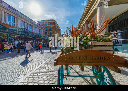 London, Regno Unito - 06 ottobre: si tratta di covent garden piazza, una popolare località turistica per lo shopping in centro a Londra nel mese di ottobre 06, 2017 a Londra Foto Stock