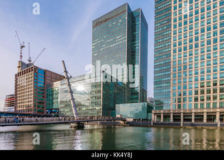 London, Regno Unito - 07 ottobre: grattacieli edifici per uffici con un ponte pedonale a canary wharf quartiere finanziario nel mese di ottobre 07, 2017 in lon Foto Stock