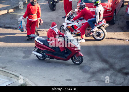 Motociclisti vestiti da Babbo Natale condividere doni per gli orfani Foto Stock