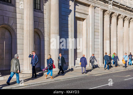 London, Regno Unito - 25 ottobre: questo è l'architettura della banca di Inghilterra con gente che cammina al di fuori di esso in London's Bank Financial District Foto Stock