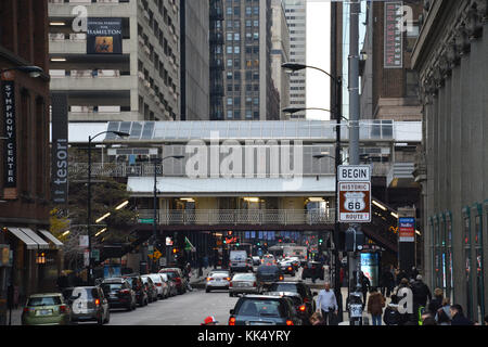 Adams st e Michigan Ave a Chicago's downtown loop segna l inizio della storica rte 66, Esecuzione 2451 miglia all'oceano in santa monica ca Foto Stock