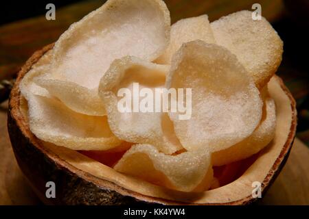 Kerupuk udang, indonesiano cracker ai gamberi Foto Stock