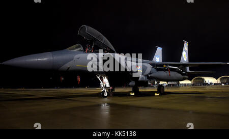 Una quarta Fighter Wing F-15E Strike Eagle heritage schema di verniciatura velivolo è posizionato sulla linea volo di fronte hangar, nov. 8, 2017, presso Seymour Johnson Air Force Base in North Carolina. Lo Strike Eagle è stata dipinta in onore del 4° Fighter Wing il settantacinquesimo anniversario e saranno conservati per un anno. (U.S. Air Force foto di Airman 1. Classe Miranda A. Loera) Foto Stock