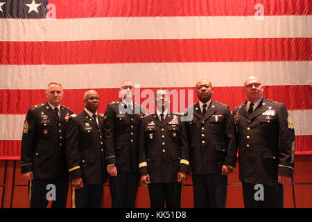 3d comando medici (supporto per la distribuzione) vice comandante generale Brig. Gen. Jonathan Woodson (centro) lungo con leader entro il 3D MCDS, mi congratulo con il nuovissimo laureati della General Electric Externship militare. Spc. Lawrence Bynum (diritto di Brig. Gen. Woodson) da 384 medici azienda logistica situato in enclave Gillem, Ga., SPC. Greg Malihot (sinistra di Briga. Gen. Woodson) e Sgt. Ryan Carignan (distribuito) sia dal 327Medical azienda logistica a Newport, R.I., erano tra la classe di laurea di nove. Anche nella foto è 3d MCDS Primo Sergente 1 Sgt. Joshua Davis (lontano l Foto Stock