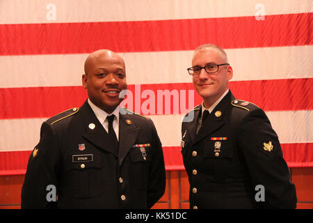 Dopo sei anni, General Electric Healthcare laureati il centesimo esercito soldato di riserva attraverso il militare programma Externship presso il Milwaukee County War Memorial, Milwaukee, Wisconsin tre soldati all'interno di 3D MCDS graduata da dieci mesi del programma. Spc. Lawrence Bynum (sinistra) da 384 medici azienda logistica situato in enclave Gillem, Ga., SPC. Greg Malihot (destra) e Sgt. Ryan Carignan (attualmente implementati), sia con la 327Medical azienda logistica a Newport, R.I., erano tra la classe di laurea di nove. Il externship per apparecchiature biomedicali specialisti con la 68un militare o Foto Stock