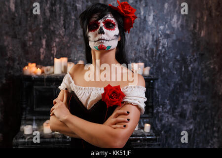 Halloween immagine di donna con il trucco e le rose Foto Stock