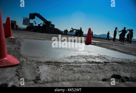 Appena la colata di calcestruzzo indurisce su una simulazione di pista di atterraggio per aerei durante una rapida Airfield Riparazione di danni di formazione bilaterali esercizio a Gwangju Air Base, Repubblica di Corea, nov. 9, 2017. Quaranta Stati Uniti Avieri dal 773d' ingegnere civile squadrone a base comune Elmendorf-Richardson, Alaska e 40 R.O.K. Avieri allenati insieme per una settimana per imparare una nuova pista il processo di riparazione per contingenze di guerra. La formazione bilaterale di esercitare una maggiore interoperabilità e rafforzare i partenariati nel Indo-Asia regione del Pacifico. (U.S. Air Force foto di Senior Airman Curt Spiaggia) Foto Stock