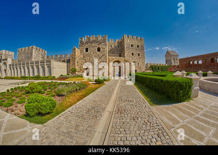 Akhaltsikhe, Georgia - 08 agosto 2017: rabati maestoso complesso del castello sotto un sole estivo Foto Stock