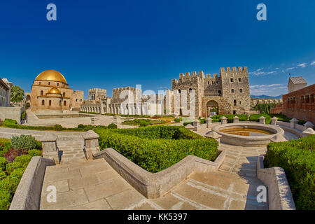 Akhaltsikhe, Georgia - 08 agosto 2017: rabati maestoso complesso del castello sotto un sole estivo Foto Stock