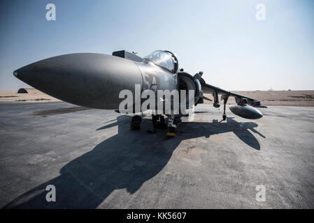 Un mezzo marino Tiltrotor Squadron 161 (Rein) AV-8B Harrier II si siede sulla rampa Al Udeid Air Base, Qatar, su nov. 9, 2017. L'Harrier è noto per la sua verticale / breve decollo e atterraggio capacità di attacco. VMM-161 è qui per supportare il funzionamento inerenti risolvere il funzionamento e libertà di Sentinel. (U.S. Air National Guard foto di Master Sgt. Phil Speck) Foto Stock