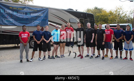 Rob Jones, un Marine Corps veterano, posa per una foto con i Marines e Poolees della stazione di reclutamento di Dallas. Jones era in esecuzione 31 maratona in 31 giorni per incoraggiare e ispirare gli altri a raggiungere il loro pieno potenziale. Foto Stock