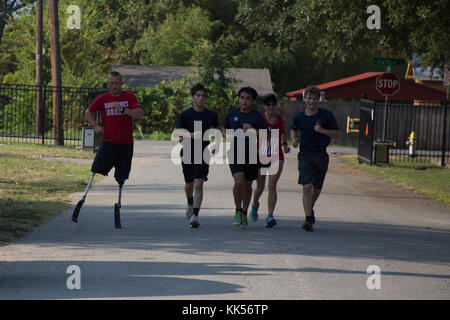 Rob Jones, un Marine Corps veterano, finiture a un giro dalla sua maratona con stazione di reclutamento Dallas Poolees. Jones era in esecuzione 31 maratona in 31 giorni per incoraggiare e ispirare gli altri a raggiungere il loro pieno potenziale. Foto Stock