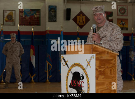 Col. Lawrence Kaifesh, responsabile della U.S. Marine Corps le forze di Comando Centrale elemento di coordinamento in Kuwait, indirizzi dei partecipanti di una tradizionale cerimonia per la 242Marine Corps compleanno il 9 novembre 10, 2017, a Camp Arifjan in Kuwait. (U.S. Foto dell'esercito da Master Sgt. Mary Rose Mittlesteadt, Combined Joint Task Force - Funzionamento inerenti risolvere) Foto Stock