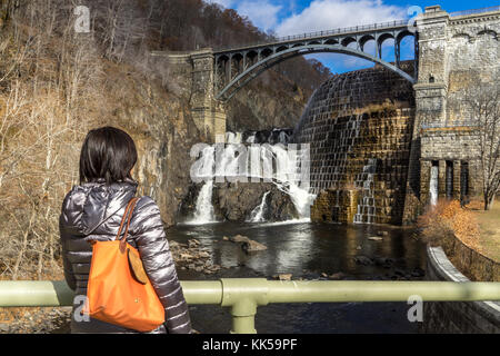 Ragazza guardando croton dam cascate da vicino a ponte a croton gorge Park di new york Foto Stock