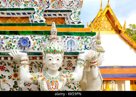 Dettaglio del recentemente restaurato Wat Arun, Bangkok, Thailandia Foto Stock