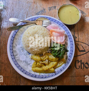 Vegetariano Thali nepalese (Dal Bhat) impostare un pasto tradizionale con riso e impulsi in Nepal Foto Stock