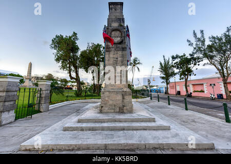 Il bermuda cenotafio situato al di fuori della costruzione di armadio di bermuda, in Hamilton. Il cenotafio è un memoriale per coloro che sono morti per bermuda durante t Foto Stock