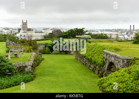 Fort Hamilton è un luogo pittoresco si affaccia sui lussureggianti giardini e il porto è stato costruito nel 1870 per proteggere il porto di hamilton e formano una linea Foto Stock