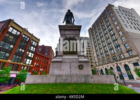 Il Portland soldati e marinai monumento situato nel centro della piazza monumento, sul vecchio sito di portland 1825 del municipio. Foto Stock