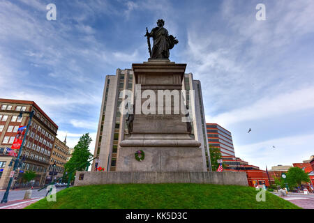 Il Portland soldati e marinai monumento situato nel centro della piazza monumento, sul vecchio sito di portland 1825 del municipio. Foto Stock