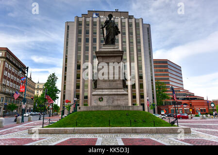 Il Portland soldati e marinai monumento situato nel centro della piazza monumento, sul vecchio sito di portland 1825 del municipio. Foto Stock