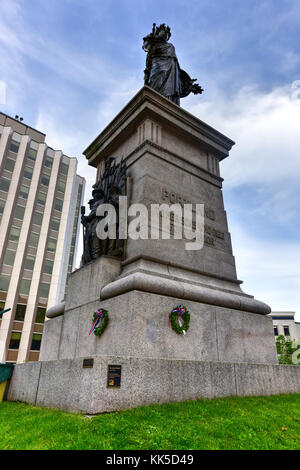 Il Portland soldati e marinai monumento situato nel centro della piazza monumento, sul vecchio sito di portland 1825 del municipio. Foto Stock