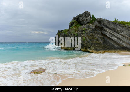 Acqua limpida e sabbia rosa di jobson cove beach in bermuda. Foto Stock