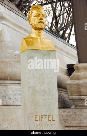 Busto di Gustave Eiffel in corrispondenza della base della torre Eiffel a Parigi, Francia. Foto Stock