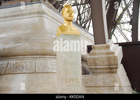 Busto di Gustave Eiffel in corrispondenza della base della torre Eiffel a Parigi, Francia. Foto Stock