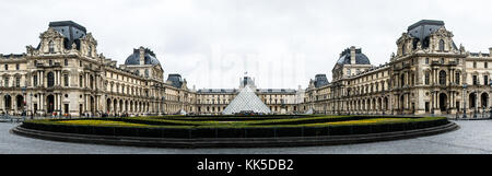 Parigi, Francia - 23 novembre 2006: il Musee de Louvre è uno dei più grandi del mondo dei musei e un monumento storico di Parigi. Foto Stock