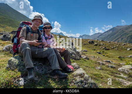 Due vecchi gli escursionisti con grandi zaini in appoggio sulla montagna Kackarlar. Kackar montagne sono una catena montuosa che si erge sopra la costa del Mar Nero in easte Foto Stock