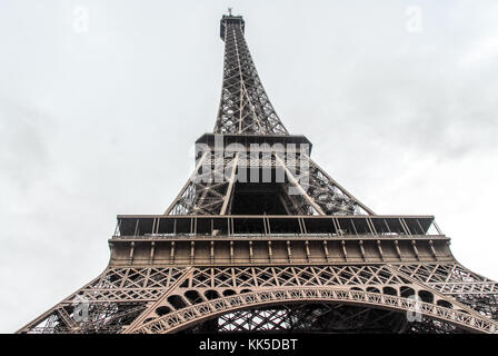 Parigi, Francia - 23 novembre 2006: la vista della tour eiffel dalla base cercando su un nuvoloso giorno d'autunno. Foto Stock