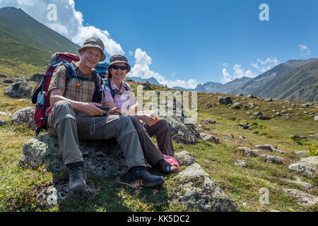 Due vecchi gli escursionisti con grandi zaini in appoggio sulla montagna Kackarlar. Kackar montagne sono una catena montuosa che si erge sopra la costa del Mar Nero in easte Foto Stock