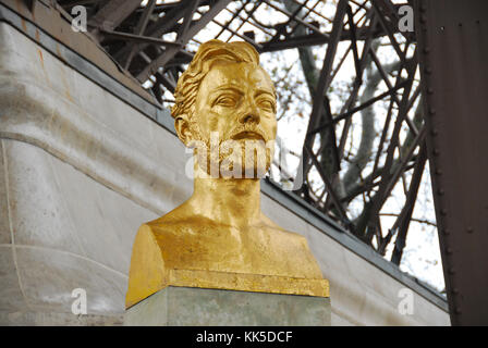 Busto di Gustave Eiffel in corrispondenza della base della torre Eiffel a Parigi, Francia. Foto Stock