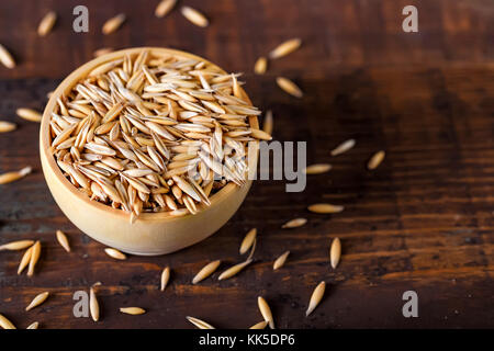 Close up chicchi d' avena nella ciotola di legno Foto Stock