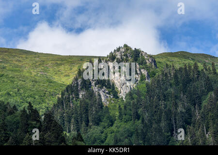 Vista del paesaggio delle montagne kackar o semplicemente kackars, in turco kackar daglari o kackarlar situato a rize, Turchia. Foto Stock