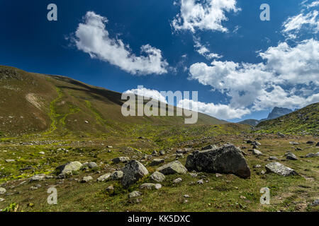 Vista del paesaggio delle montagne kackar o semplicemente kackars, in turco kackar daglari o kackarlar situato a rize, Turchia. Foto Stock