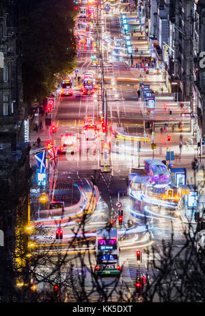 Vista verso Princes Street di Edimburgo dal Calton Hill. La Scozia, Regno Unito Foto Stock