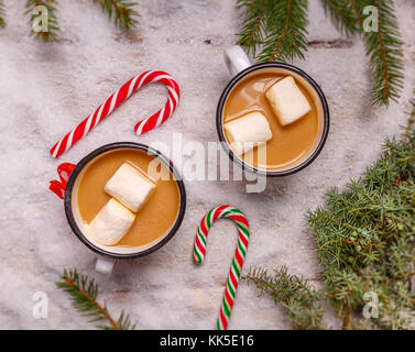 Vista superiore della cioccolata calda con marsmallow caramelle Foto Stock