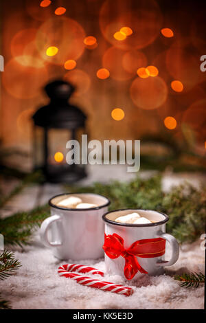 Inverno di natale ancora in vita con rosso caramella canne e cioccolata calda Foto Stock