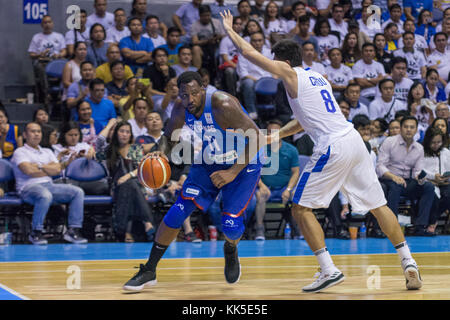 Cubao, Quezon city, Filippine. 27 nov, 2017. andray blatche sfidando la difesa del po-chen chou pilipinas gilas ha difeso la loro casa contro Taipei cinese. Gioco terminato a 90 - 83. Credito: noel jose tonido/Pacific press/alamy live news Foto Stock